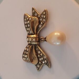 La Vie Swarovski Crystal and Pearl Drop bow pin